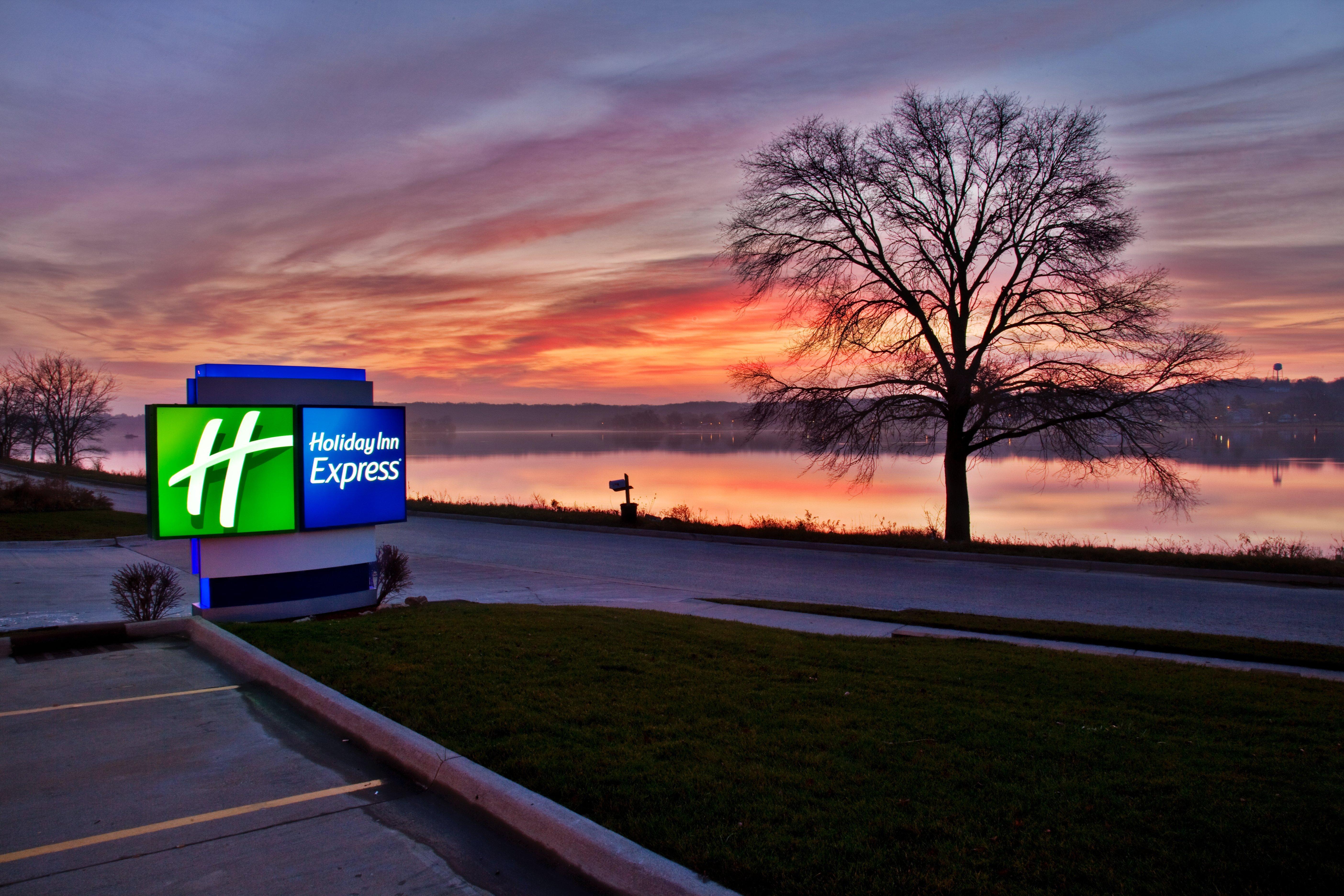 Holiday Inn Express Le Claire Riverfront-Davenport By Ihg Extérieur photo